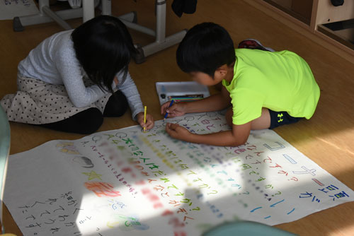 模造紙にまとめる子供たち