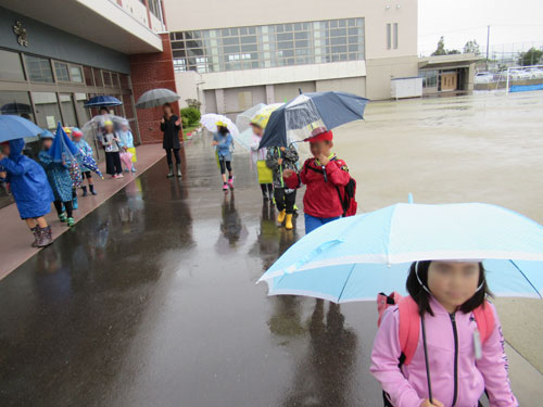 あいにくの雨の中出発