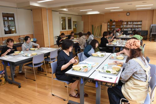 給食試食会の様子２