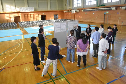 楽器搬入の担当を確認する先生方