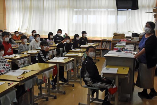 マスクを着けて授業をする子供と先生１