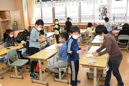 教室で過ごす子どもたち