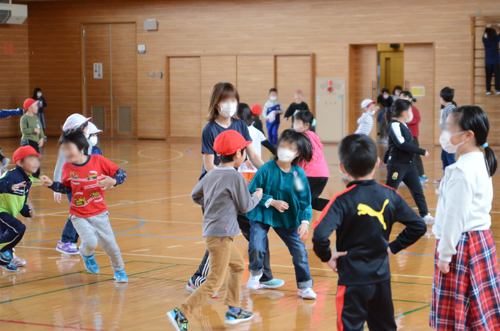 体育館で元気よく遊ぶ子供たち3