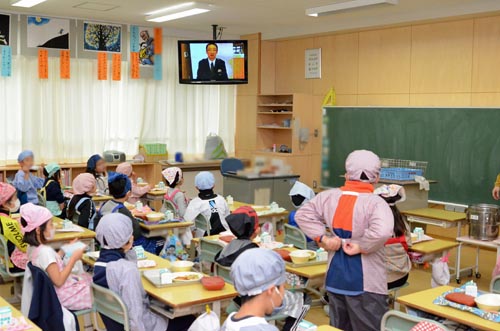 教室のテレビの警察官の呼びかけを聞く子供たち