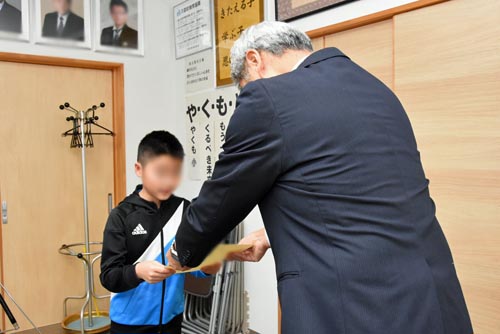 校長から賞状を受ける子供