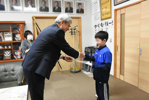 校長室で賞状を蹴る入選の子１