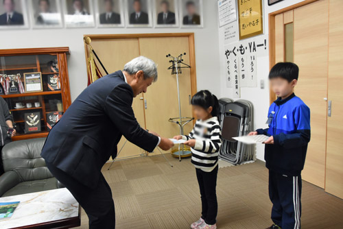 校長室で賞状を蹴る入選の子2