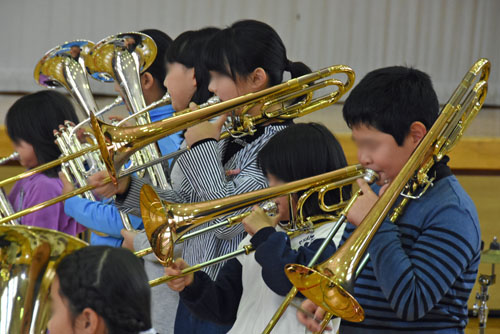 一生懸命演奏する子供たち