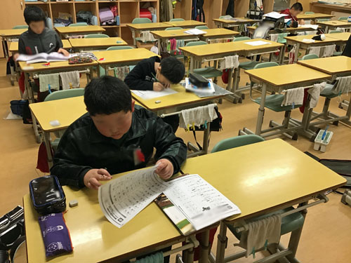 放課後の教室で勉強する子供たち