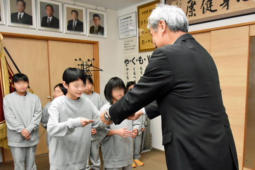 賞状を受ける代表児童