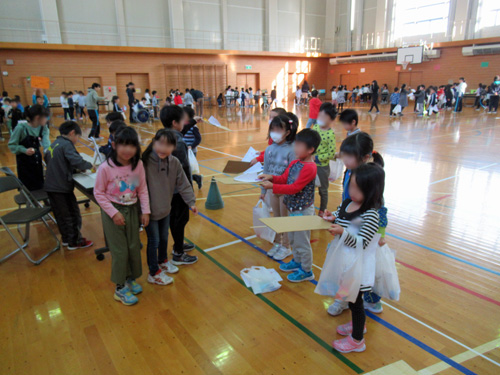 順番をまっておもちゃで遊ぶ1年生