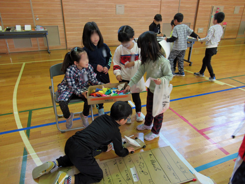 説明に一生懸命な様子