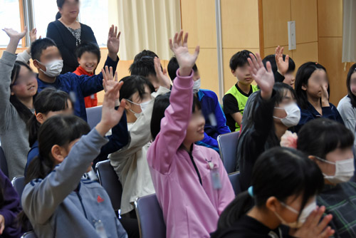 生活の説明を一生懸命に聞く子供たち