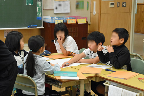 話合いを真剣に行う子供たち