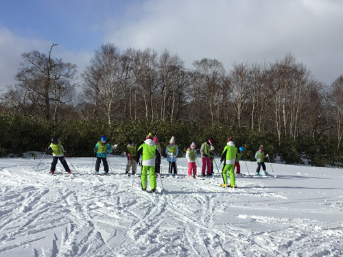 スキー学習に参加する子供たち1