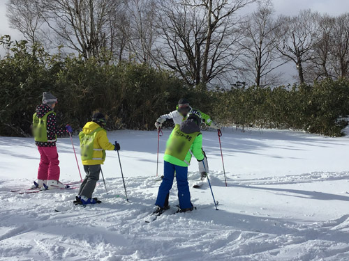 スキー学習に参加する子供たち2