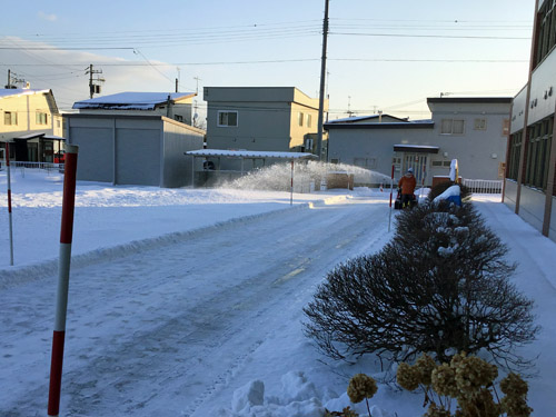 除雪を行う校務補さん