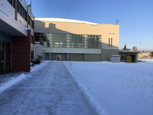 新年初日の学校前