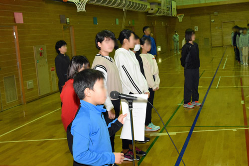 全校朝会の司会を行う児童会