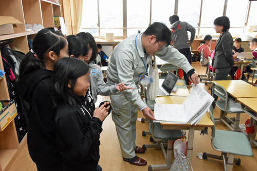 作成中の作品を見て感心する学芸員さん