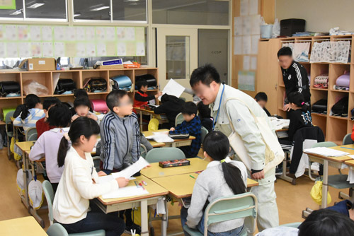 子供の質問に熱心に答えてくれる学芸員さん