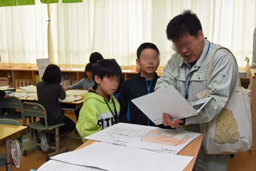 作成中の絵本のヒントをくれる学芸員さん