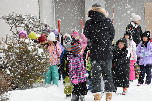 雪のなか、外での学習の様子