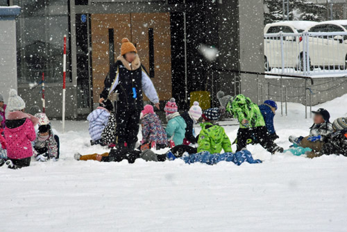 雪で遊ぶ子供たち1