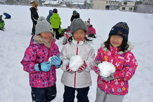 雪玉を作って満面の笑顔