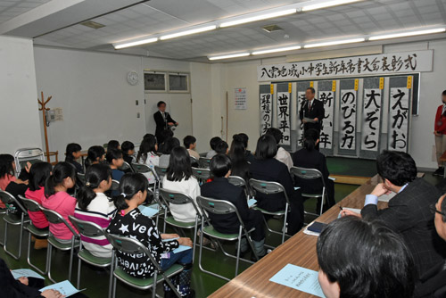 表彰式だあいさつする教育長