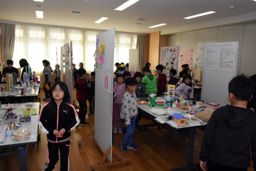 子供たちでにぎわう展示会場