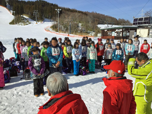 閉会式でお礼を述べる児童代表2名