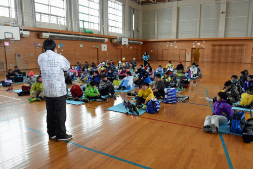 体育館で説明を受ける5年生