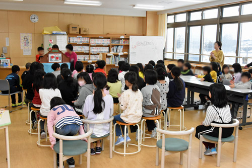 読み聞かせ会場の図書室の様子