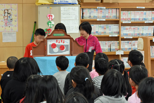 読み聞かせを行う図書委員の児童