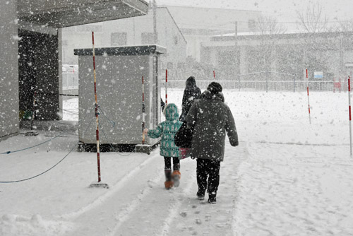 すごい雪の中説明会に来た保護者と新1年生