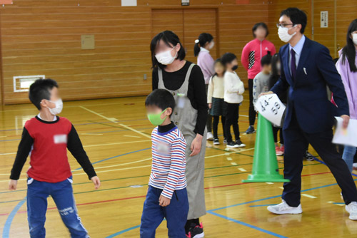 優しく案内をする6年生