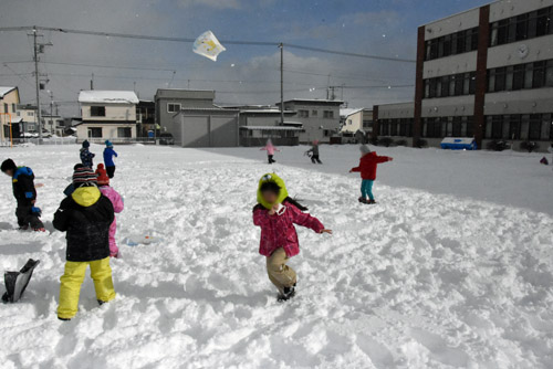 凧を引いて走る子供