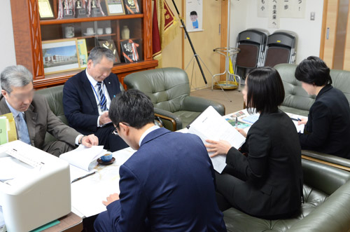 指導監に対する担当の説明の様子