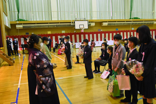 子どもたちから担任への記念品贈呈