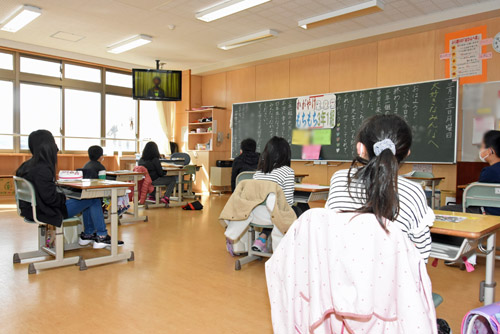 教室で放送を見る子供たち