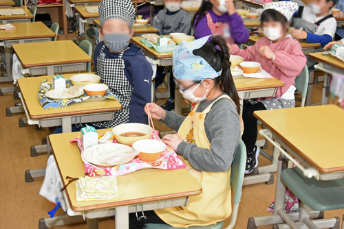 給食を待つ児童の様子