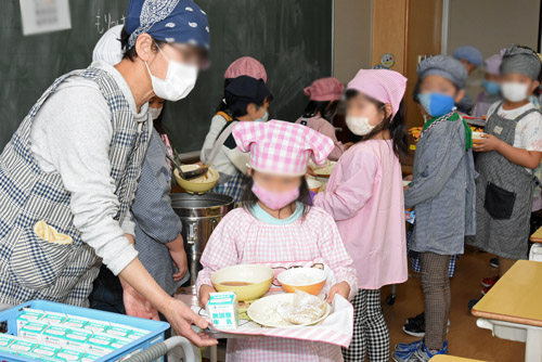 給食を受け取る児童の様子