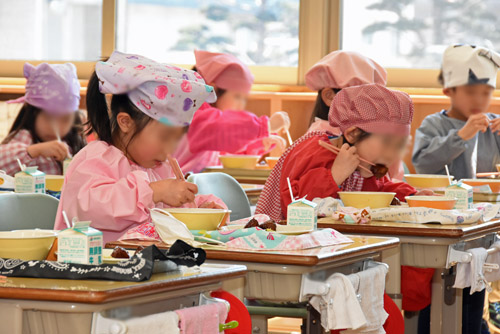 おいしそうに給食を食べる子供たち