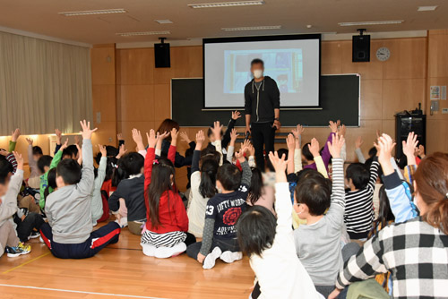 クイズに答える子供たち