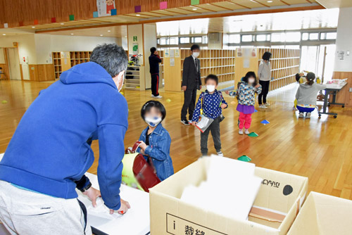 1年生の課題配付の様子