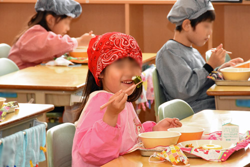 給食の様子4