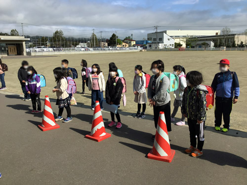 玄関前に並ぶ子供たちの様子