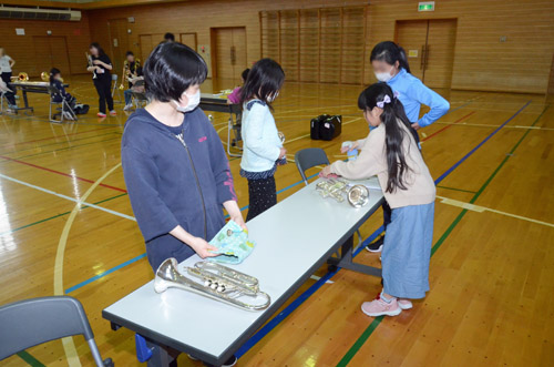 楽器の手入れをする子供たち