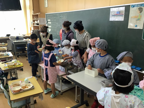 配膳の応援に入る先生方